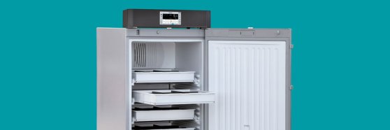 Grüner Hintergrund, Hälfte ein offener Apotec-Kühlschrank